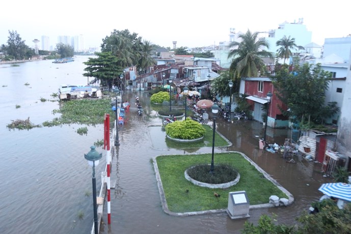 Người[-]Sài[-]Gòn[-]đánh[-]vật[-]với[-]triều[-]cường